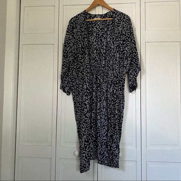 Loft Open-Front Kimono Navy with White Flowers. Size: M/L - Picture 2 of 6